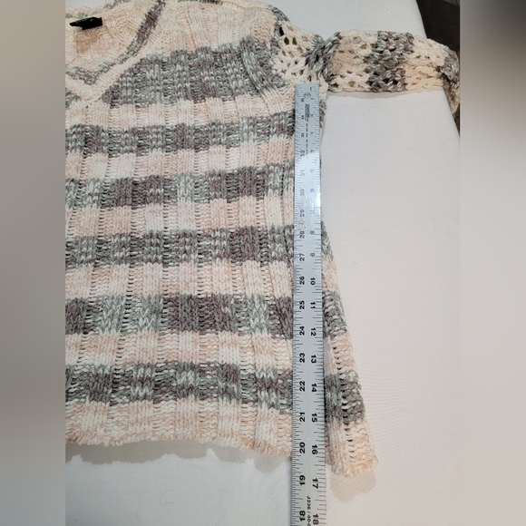 BOBEAU WOMEN'S SIZE MEDIUM V NECKLINE LONG SLEEVE CABLE KNIT SWEATER - Picture 2 of 9